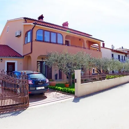 In Mit Grill, Garten Und Terrasse Apartment
