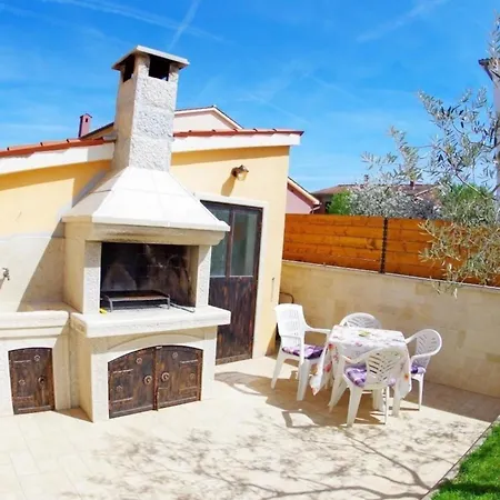 In Mit Grill, Garten Und Terrasse